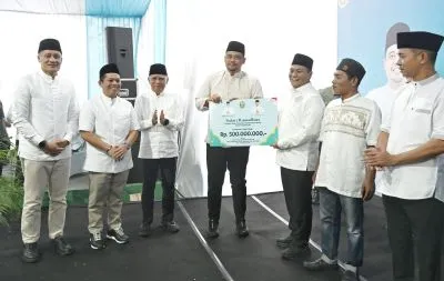 Gubernur Sumut Serahkan Hibah Rp500 Juta untuk Kesejahteraan Jemaah Masjid Agung Al Munawaroh