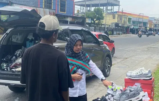 Aldo Rumlus Kembangkan Usaha Sepatu di Timika untuk Generasi Muda