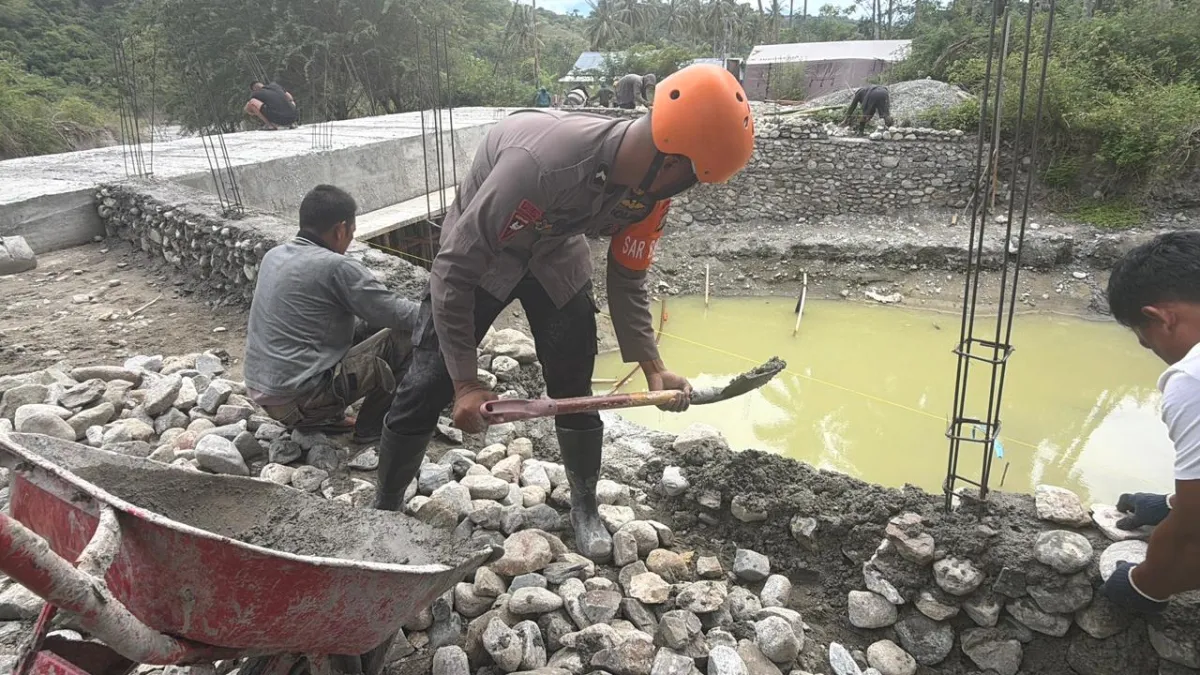 Batalyon A Pelopor Perkuat Pondasi Jembatan di Donggala
