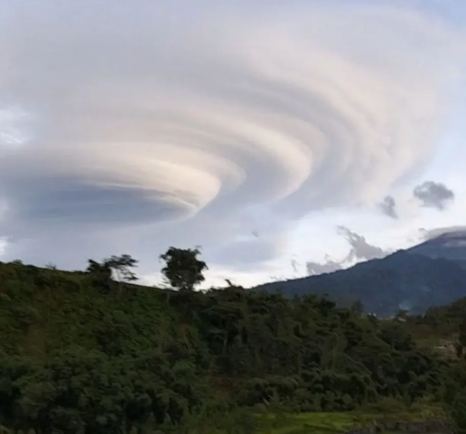 Kemunculan Awan Piringan Berlapis di Gunung Slamet, Begini Penjelasan BMKG