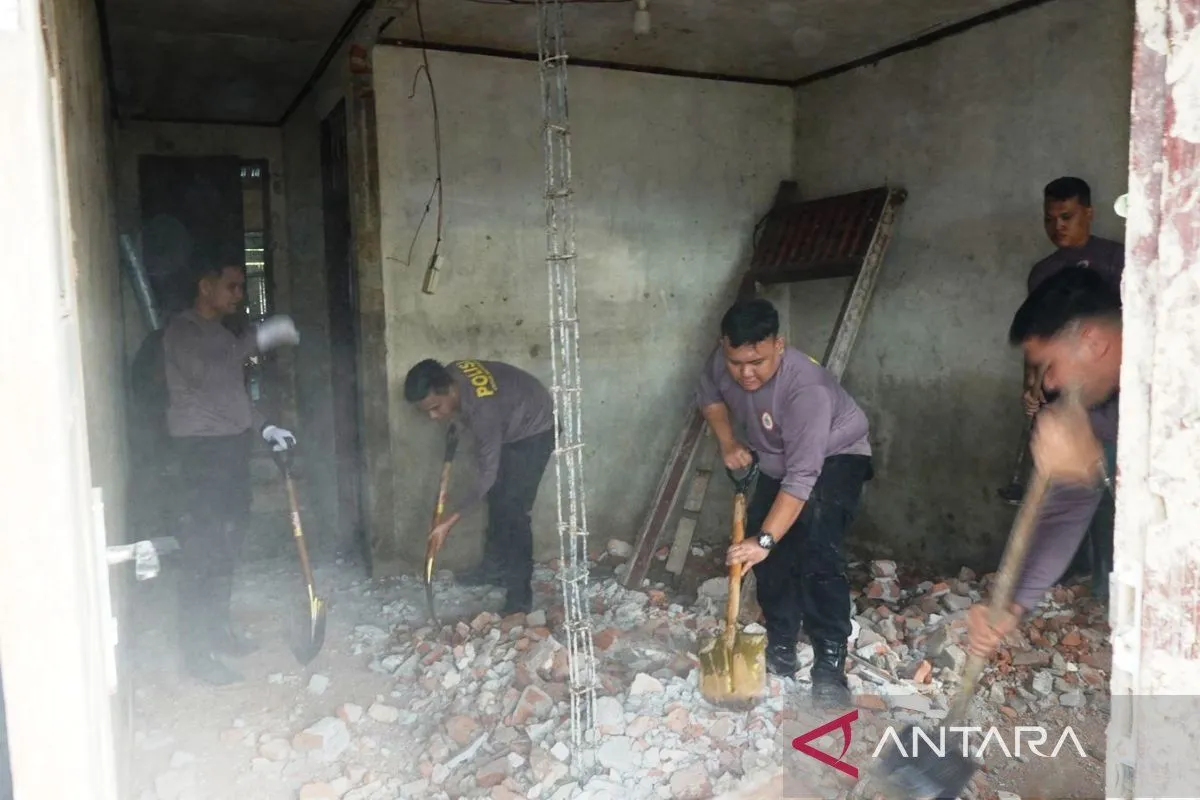 Mahasiswa STIK Bantu Perbaikan Rumah Korban Banjir di Aceh Barat