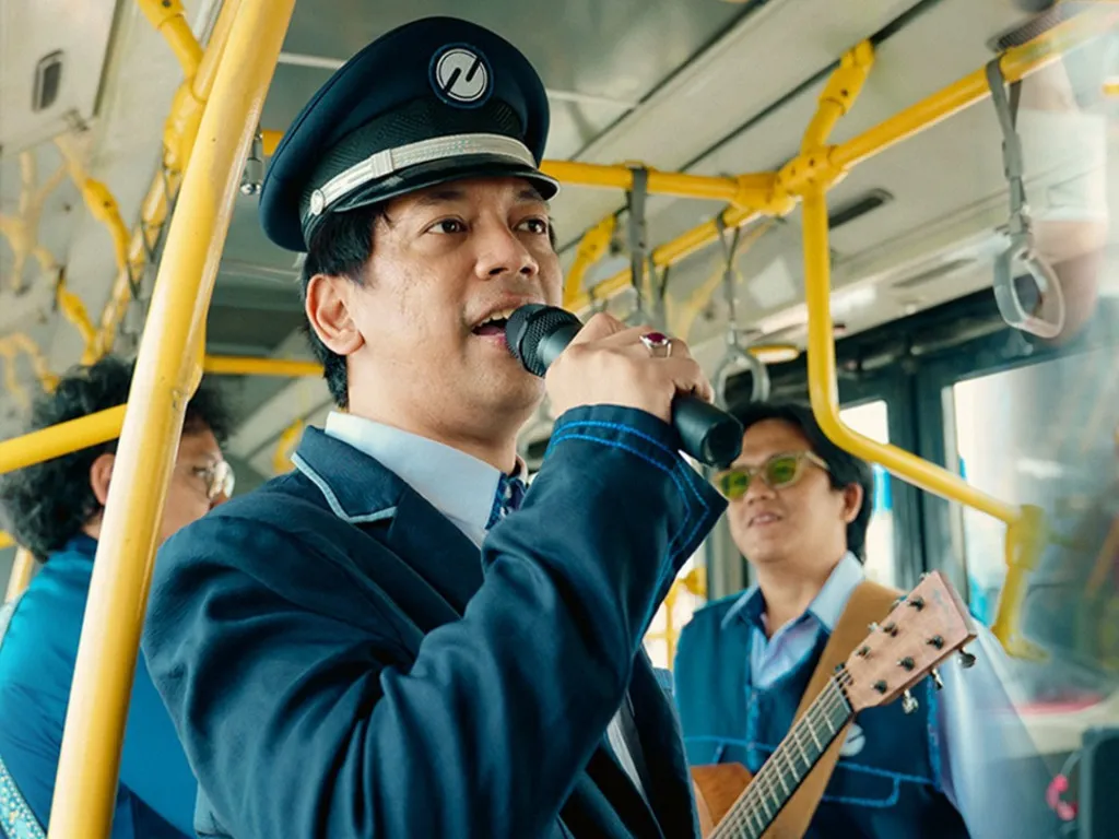 D'MASIV Rayakan Satu Tahun Halte Petukangan dengan Jadi Petugas Transjakarta