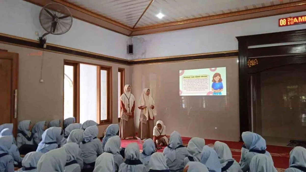 Mahasiswi KKN-T Laksanakan Penyuluhan Kesehatan Reproduksi di MTs Darul Hikmah
