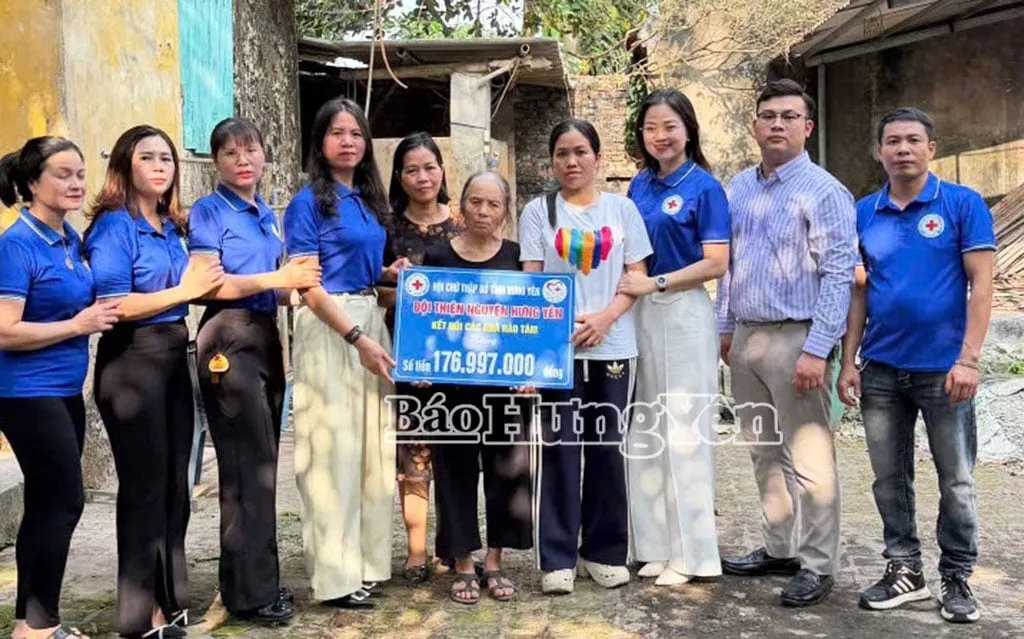 Tim Relawan Hung Yen Kumpulkan 177 Juta VND untuk Bantuan Keluarga Korban Kecelakaan