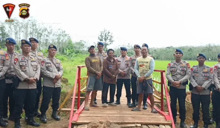 Satbrimob Polda Sumsel Perbaiki Jembatan untuk Tingkatkan Kesejahteraan Warga