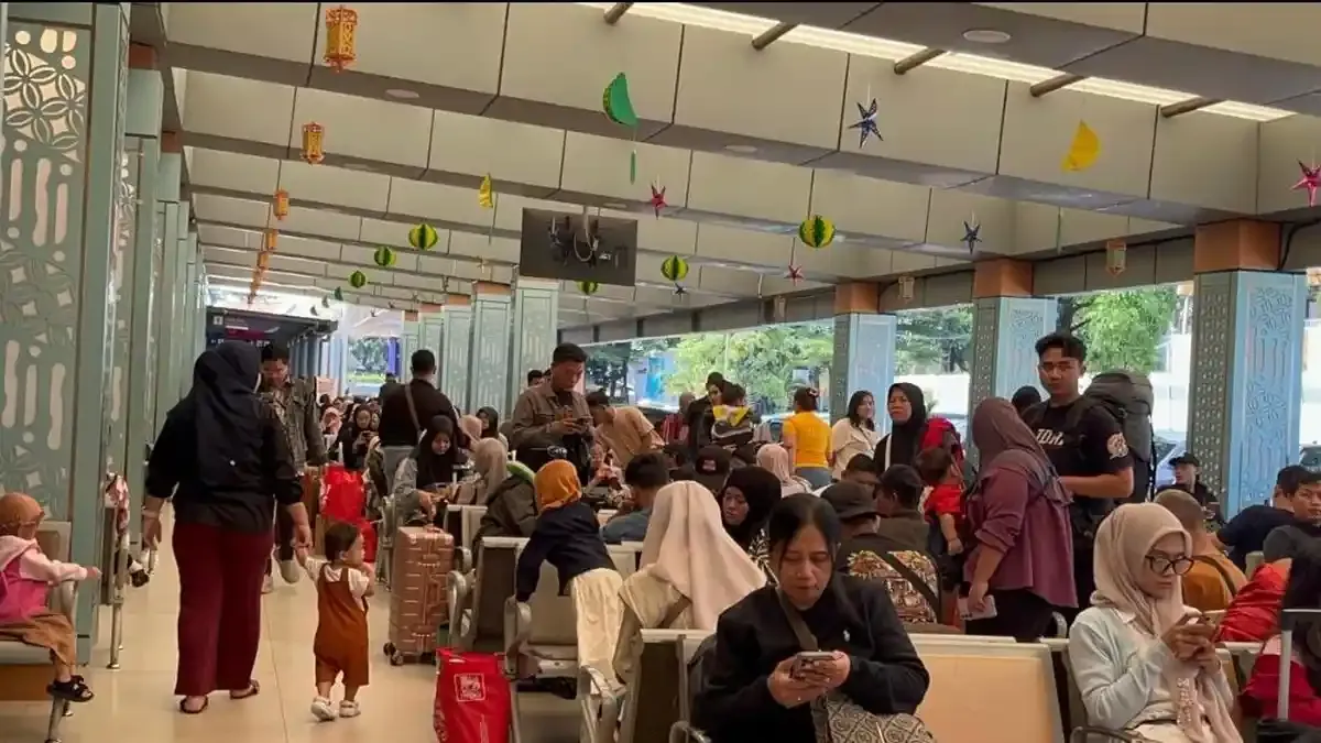 Arus Balik di Stasiun Pasar Senen: Ribuan Penumpang Memadati Area Stasiun
