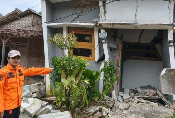 104 KK Mengungsi Akibat Pergerakan Tanah di Bantargadung Sukabumi