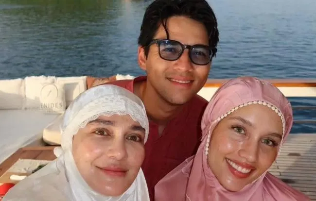 Luna Maya, Maxime, dan Cinta Laura Rayakan Idul Fitri di Atas Kapal di Raja Ampat