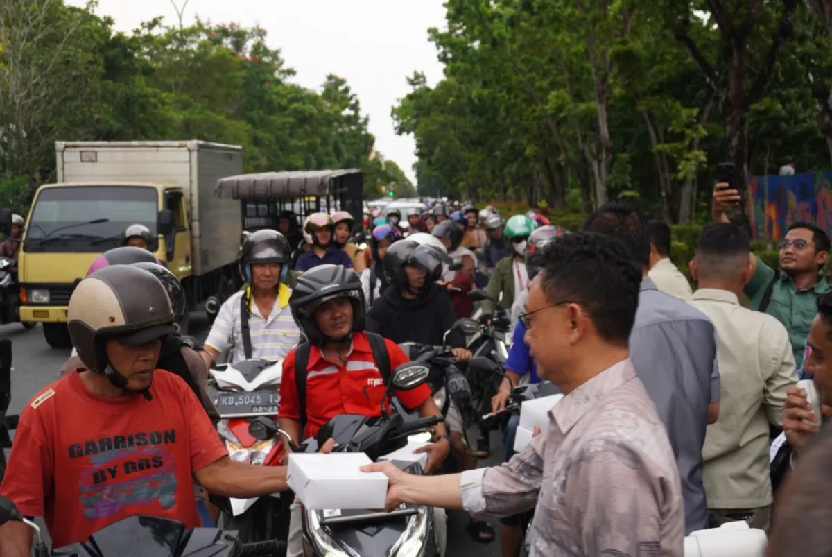 Wali Kota Pontianak Bagikan Takjil kepada Warga Menjelang Berbuka Puasa
