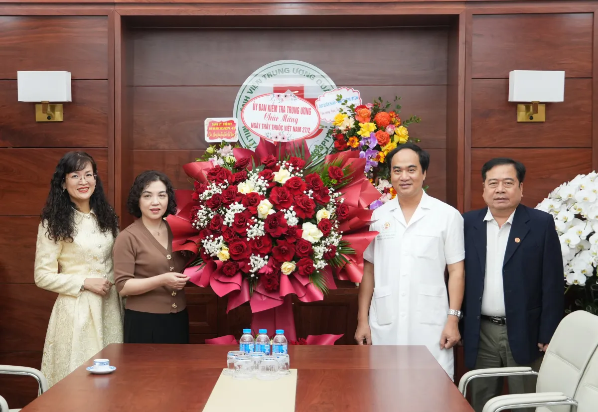 Pimpinan Komite Inspeksi Pusat Ucapkan Selamat di Hari Dokter Vietnam