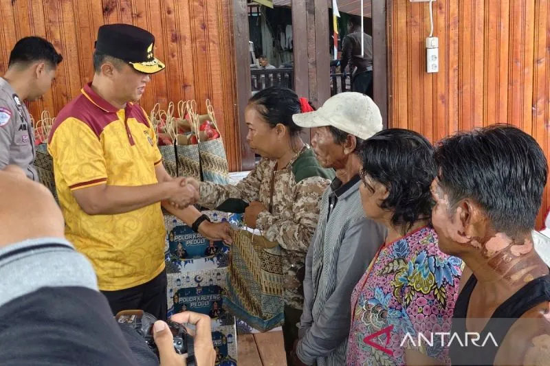 Polda Kalteng Bantu Korban Kebakaran Mendawai dengan Sembako dan Pelayanan Kesehatan