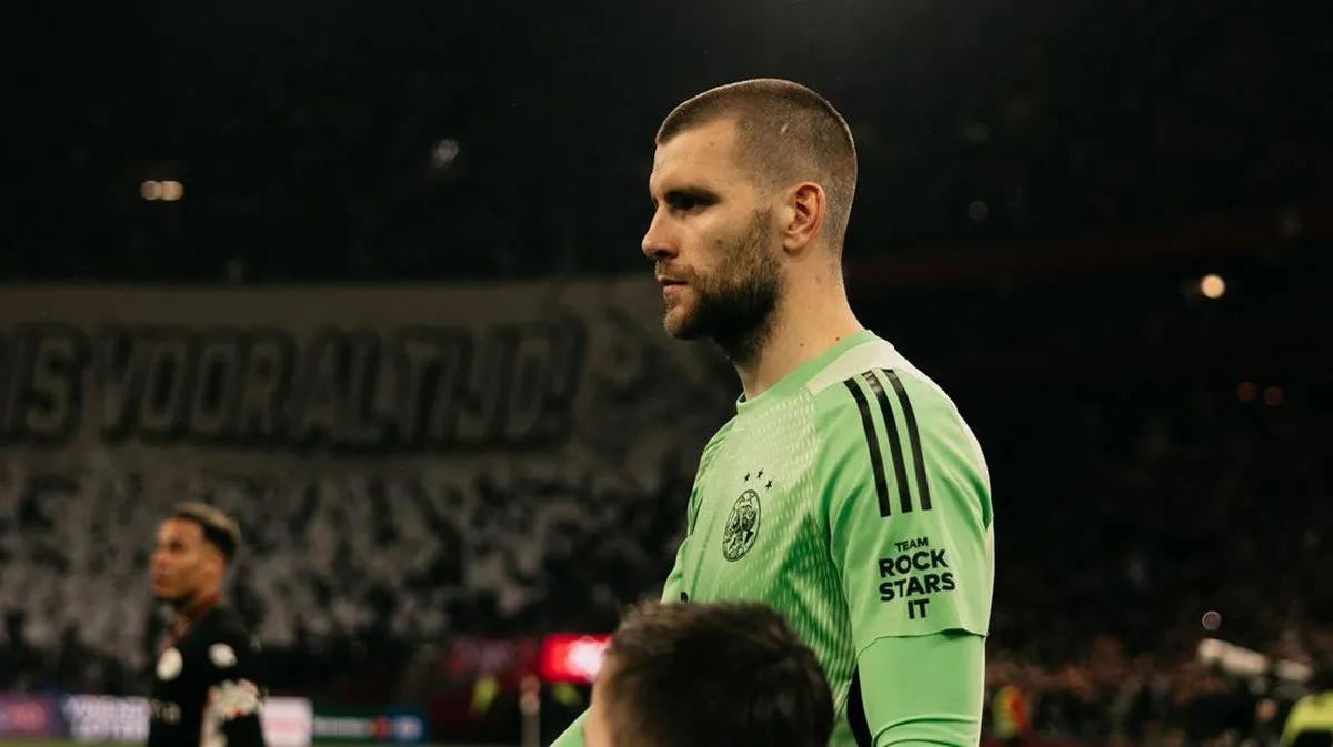 Maarten Paes Catat Clean Sheet Saat Ajax Imbang dengan Zwolle