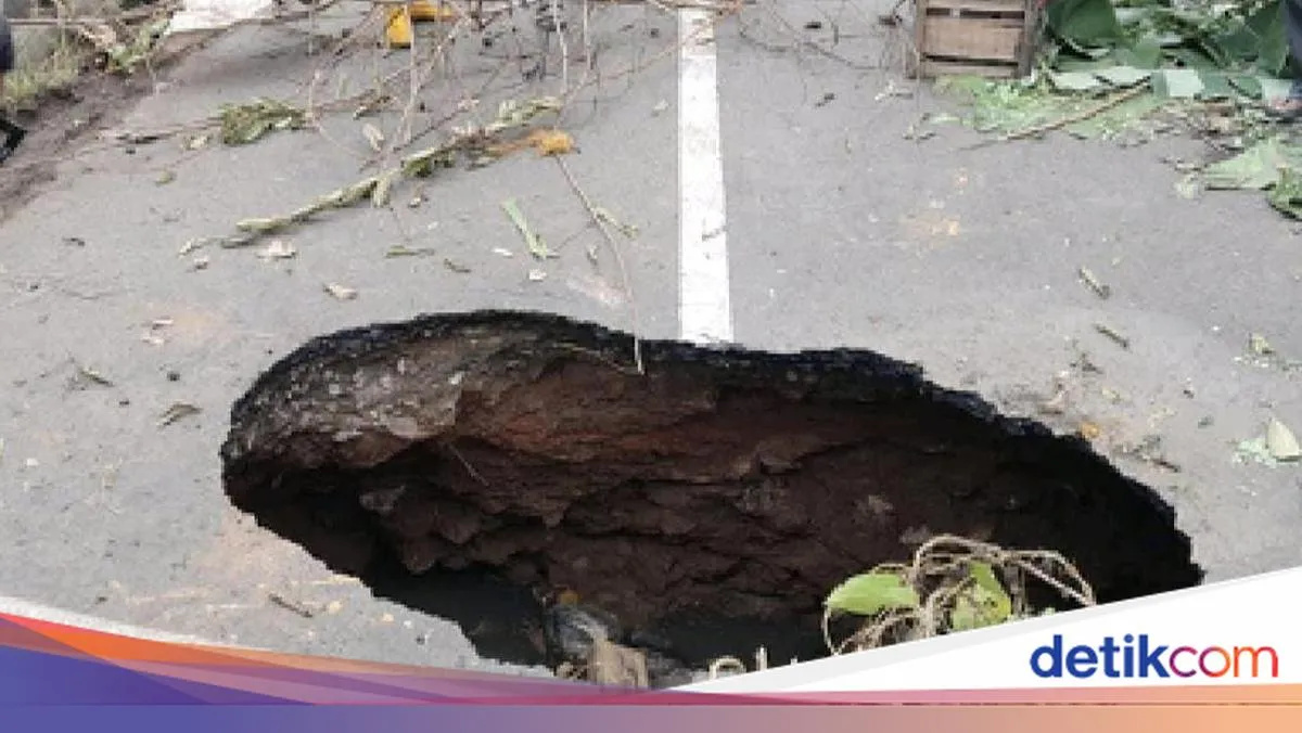 Sinkhole Muncul di Jalur Ciawigebang Kuningan, Jalan Ditutup