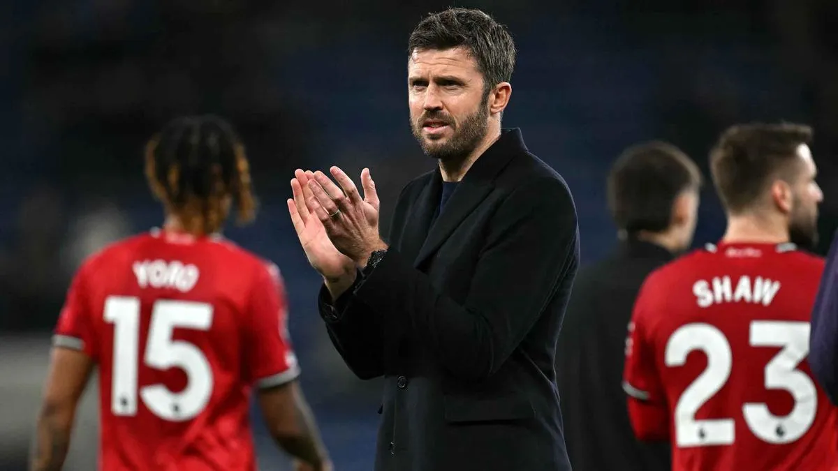 Lisandro Martinez Absen Hadapi Crystal Palace, Michael Carrick Berikan Update Cedera Pemain MU