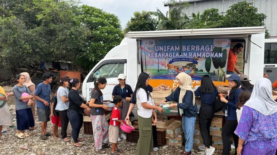 Unifam Salurkan Ratusan Paket Makanan untuk Masyarakat di Muara Baru