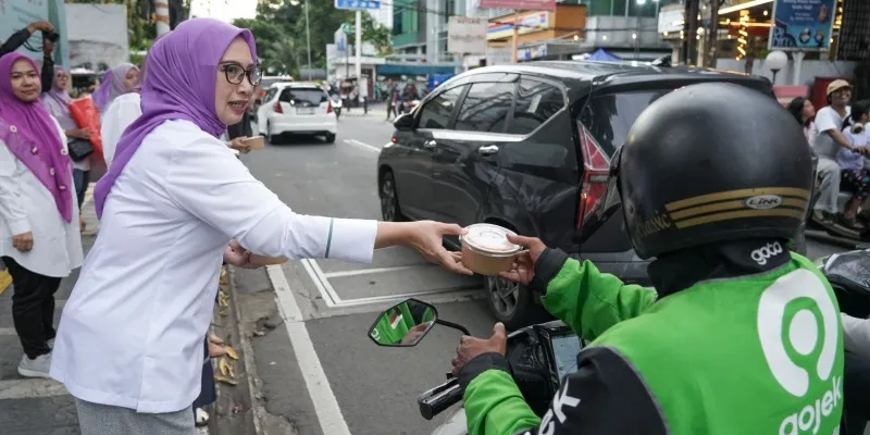 Ketua Umum Perempuan Bangsa Bagikan Takjil untuk Pejuang Nafkah di Jakarta