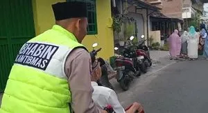 Bhabinkamtibmas Danukusuman Antar Difabel ke Salat Idul Fitri