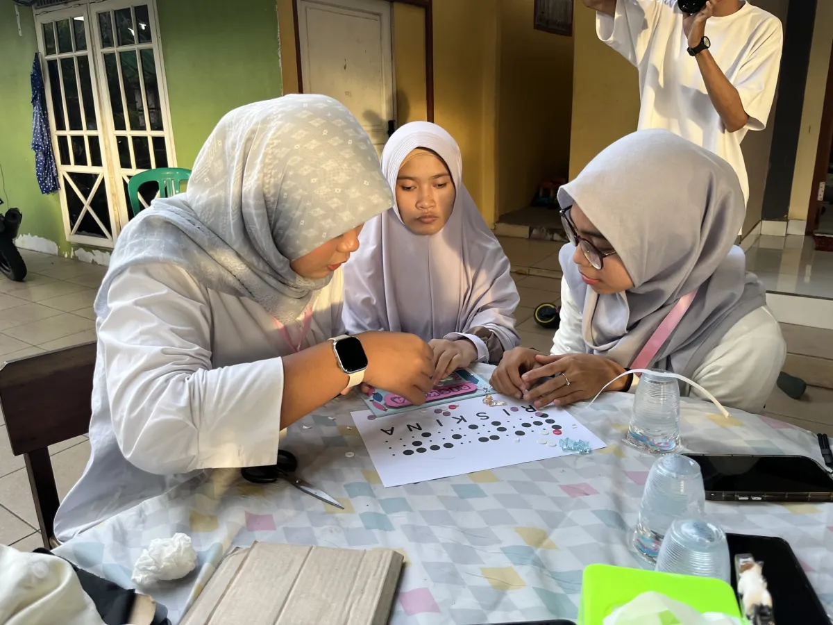 Relawan Gen Z Pontianak Ajak Anak Tuna Netra Ciptakan Papan Nama Braille
