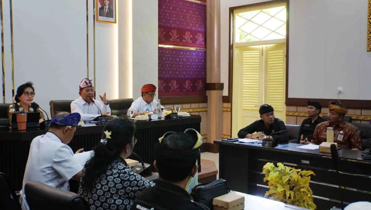 Bupati Sutjidra Dorong Kolaborasi Usaha untuk Bantu Korban Banjir Bandang
