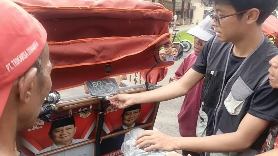 Prabowo Distribusikan 200 Becak Listrik untuk Pengayuh di Blitar