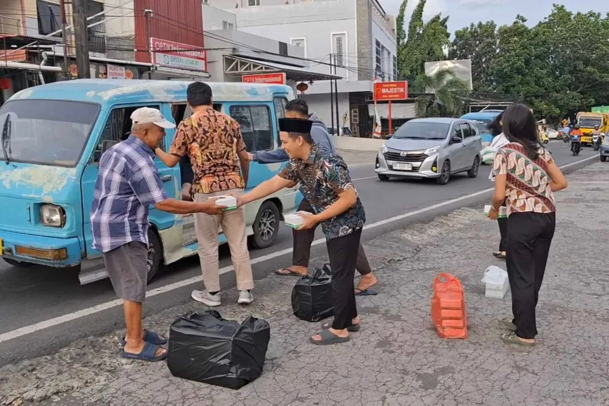 BPJS Ketenagakerjaan Bitung Bagikan Takjil Gratis di Bulan Ramadan