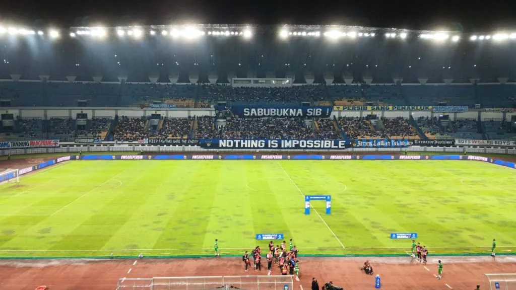 Persib Bandung Dominasi Babak Pertama dengan Kemenangan 3-0 atas Madura United