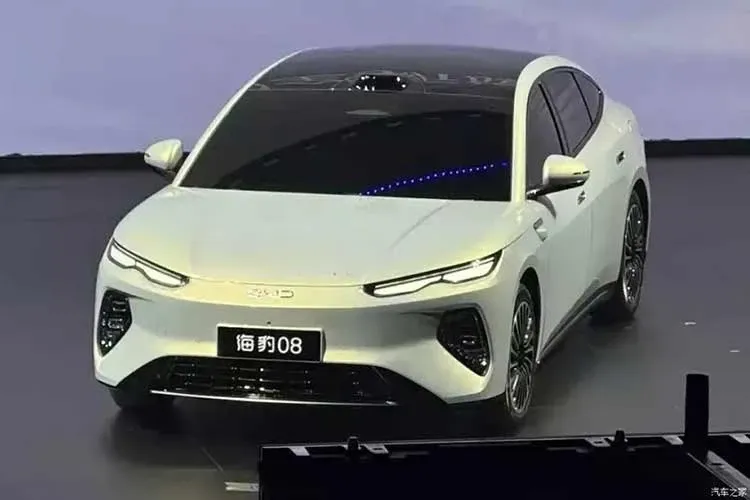 BYD Luncurkan Sedan Listrik Seal 08 dengan Pengisian Super Cepat