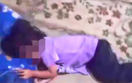 Ayah Diduga Siksa Anak Demi Uang Istri, Pelaku Kini Buron