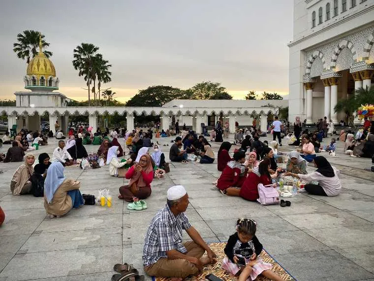 Buka Puasa Bersama Menjadi Tren di Halaman Masjid Mujahidin Pontianak