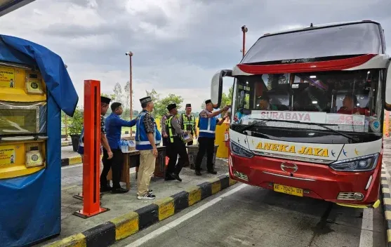 PT JNK dan PJR Jatim VI Bagikan Takjil di Gerbang Tol Madiun