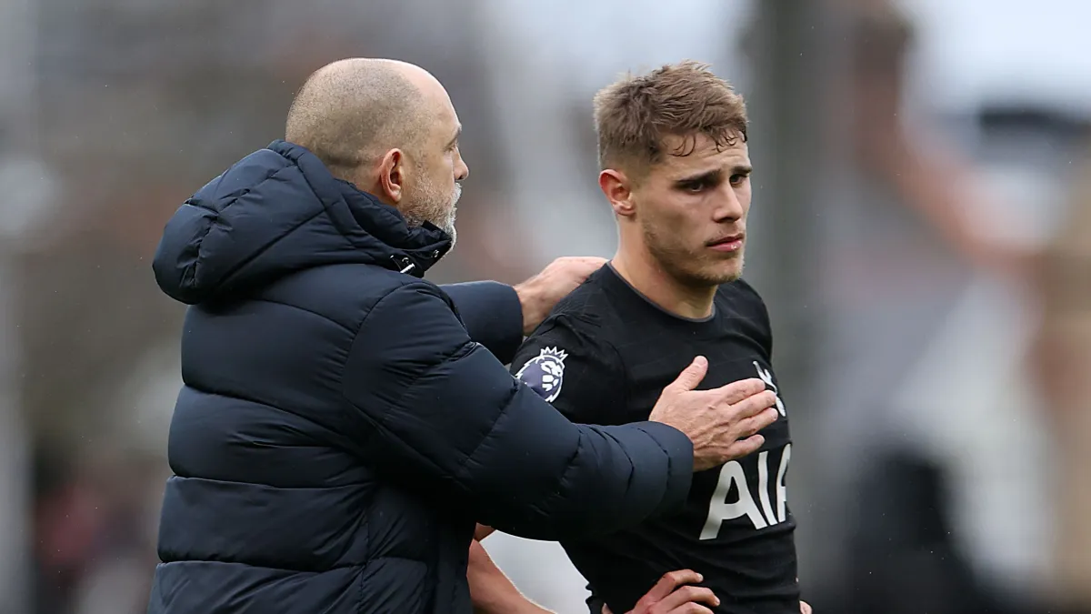Kepemimpinan Micky van de Ven Dipertanyakan di Tengah Krisis Tottenham