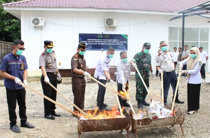 Kejari Palas Musnahkan Barang Bukti Dari 100 Kasus Tindak Pidana