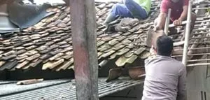 Polsek Jatisari Bersama Warga Bongkar Rutilahu untuk Mak Nyai Nurhayati
