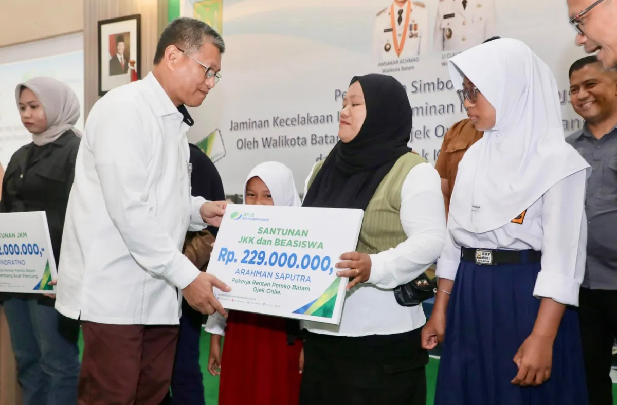 10.285 Pekerja Rentan Batam Terima Jaminan Sosial Ketenagakerjaan