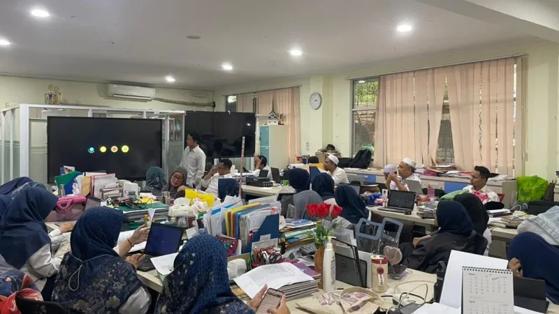MTsN 41 Jakarta Tingkatkan Kompetensi Guru Lewat Pelatihan Papan Interaktif
