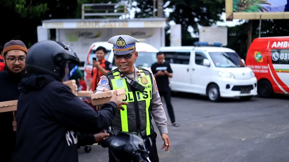 Kolaborasi Polantas dan Relawan Bagikan Takjil di Gresik