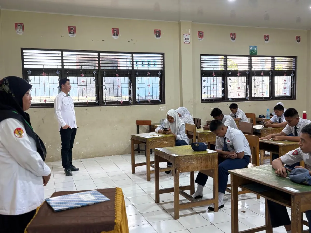 Monitoring Ujian, Kasi Penmad Kemenag Bulukumba Berikan Apresiasi kepada MTsN 1 Bulukumba