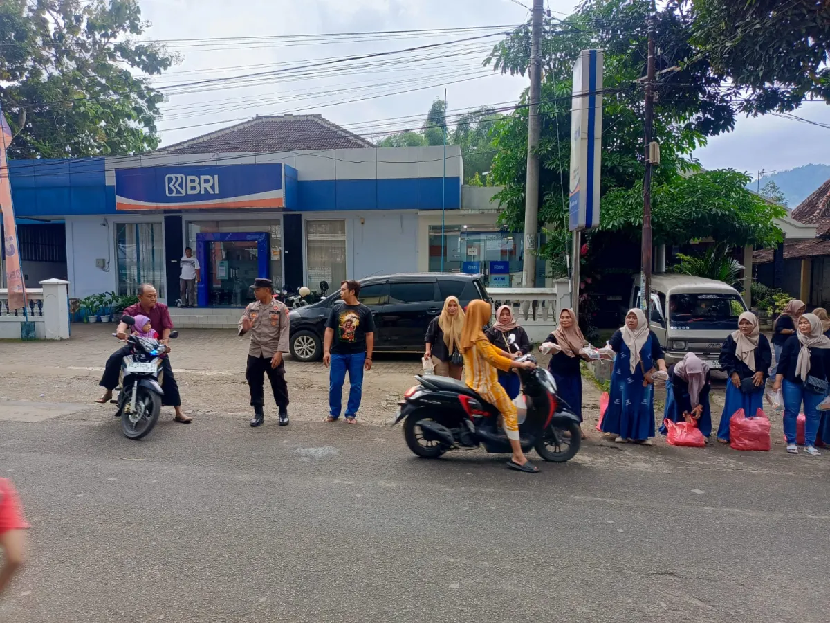 Polsek Bungkal dan Komunitas Aero Endelita Bagikan 750 Takjil untuk Warga