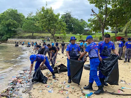 TNI-Polri dan Pramuka Bersinergi Bersihkan Pantai Pelangi di Tanimbar