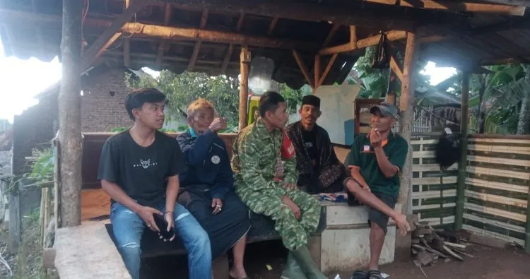 Babinsa Pacet Jalin Kedekatan Melalui Kegiatan Komsos