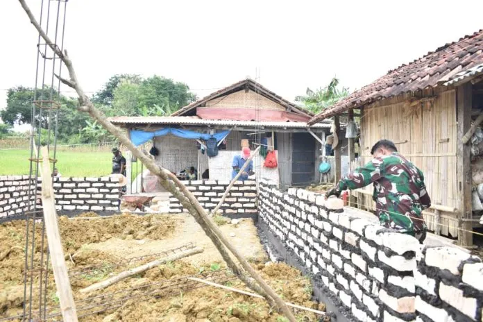 Rumah Bambu Sami Bertransformasi Menjadi Gedung Permanen Berkat TMMD