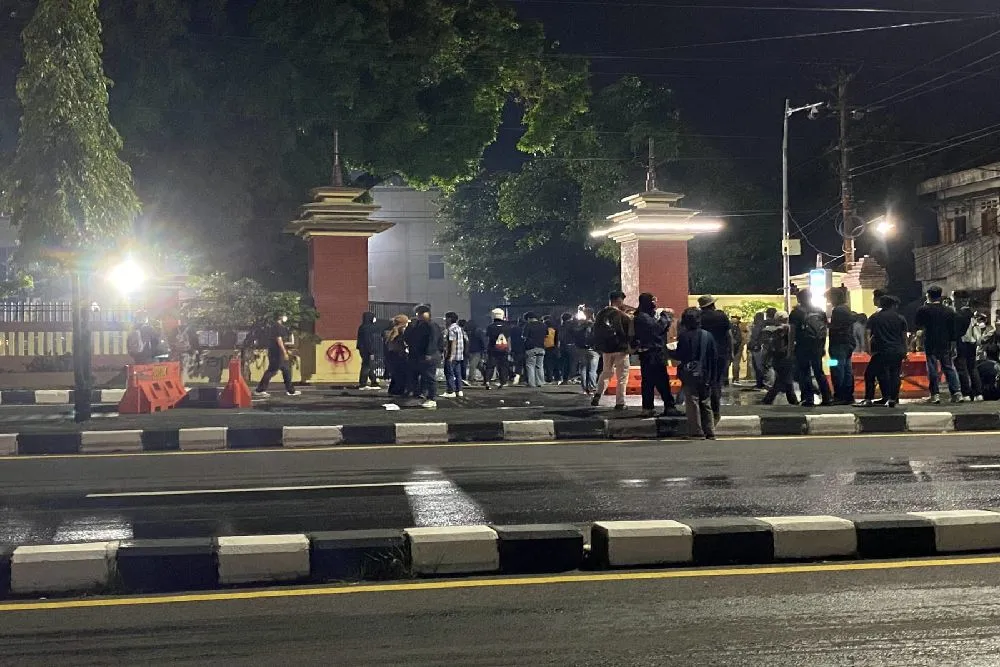 Demo di Mapolda DIY Ricuh, Gerbang Roboh hingga Ledakan Misterius