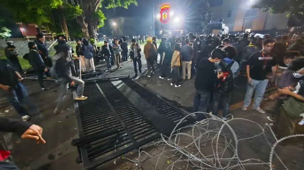 Aksi Unjuk Rasa di Depan Polda DIY Berujung Ricuh, Tiga Mahasiswa Diamankan