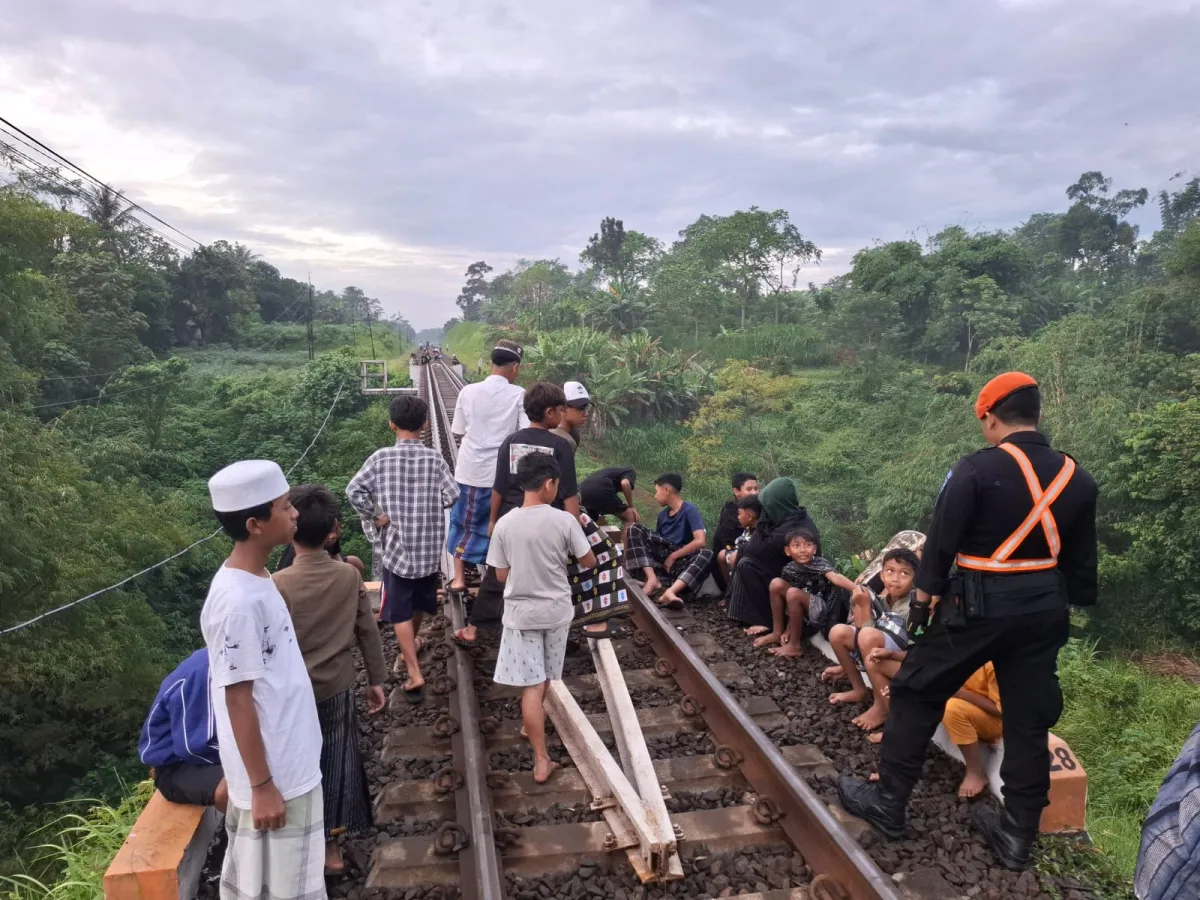 KAI Daop 8 Surabaya Ingatkan Bahaya Ngabuburit di Jalur Rel Kereta Api
