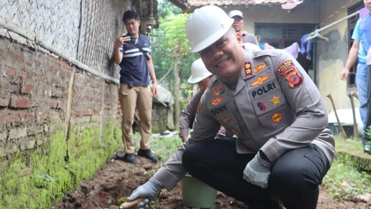 Kapolres Subang Pimpin Program Rutilahu untuk Warga Prasejahtera