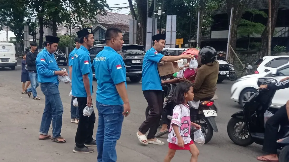 DPD KNPI Cirebon Adakan Aksi Sosial Berbagi Takjil di Ramadan