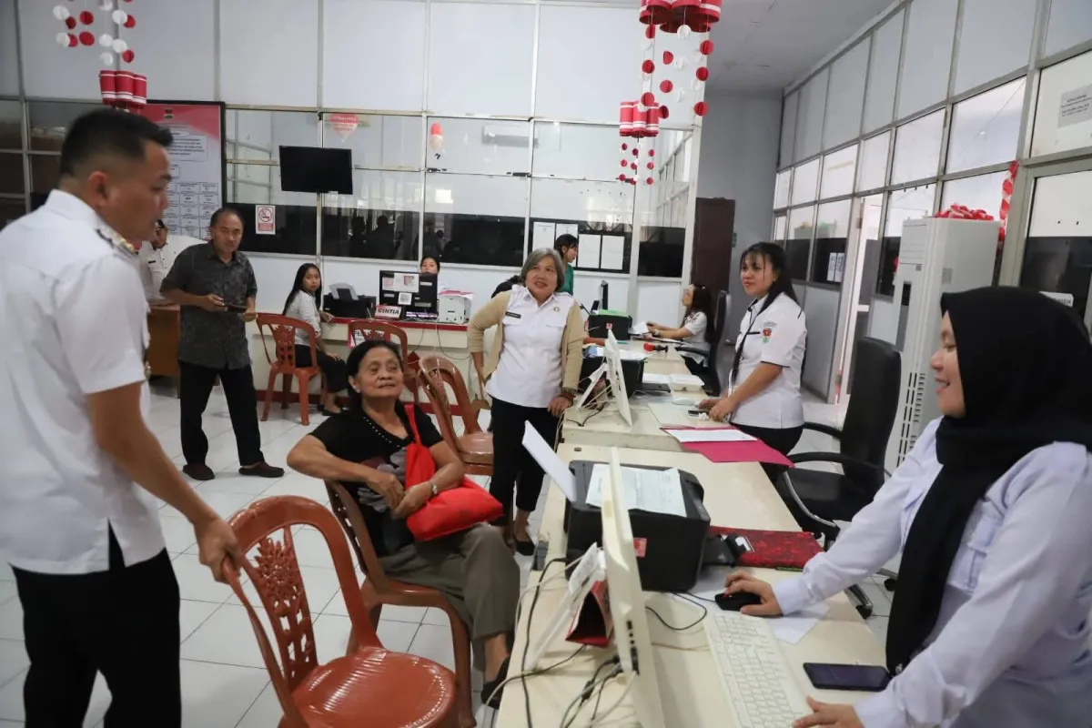 Bupati Ronald Kandoli Evaluasi Pelayanan Administrasi Kependudukan di Minahasa Tenggara