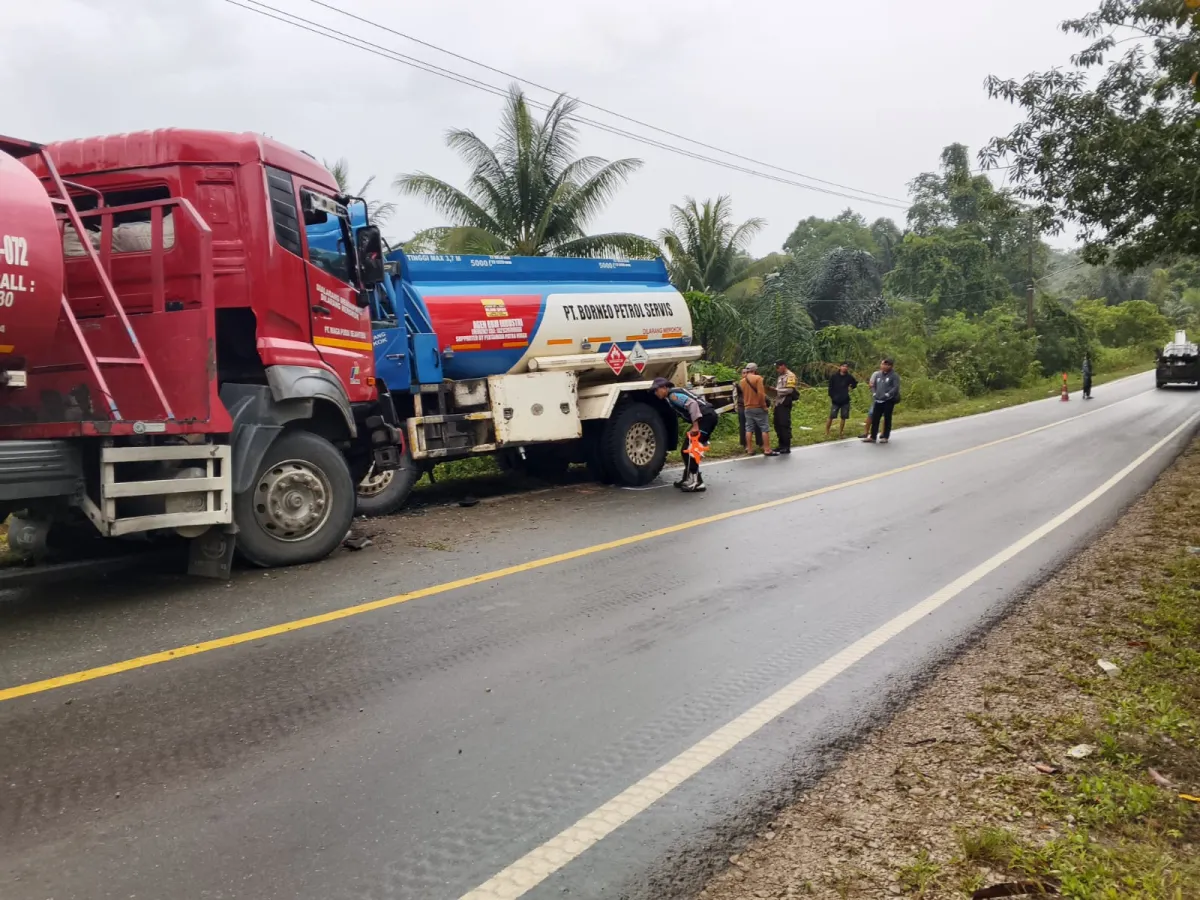 Polsek Muara Kaman Evakuasi Korban Tabrakan Truk Tangki di Jalan Poros Tenggarong