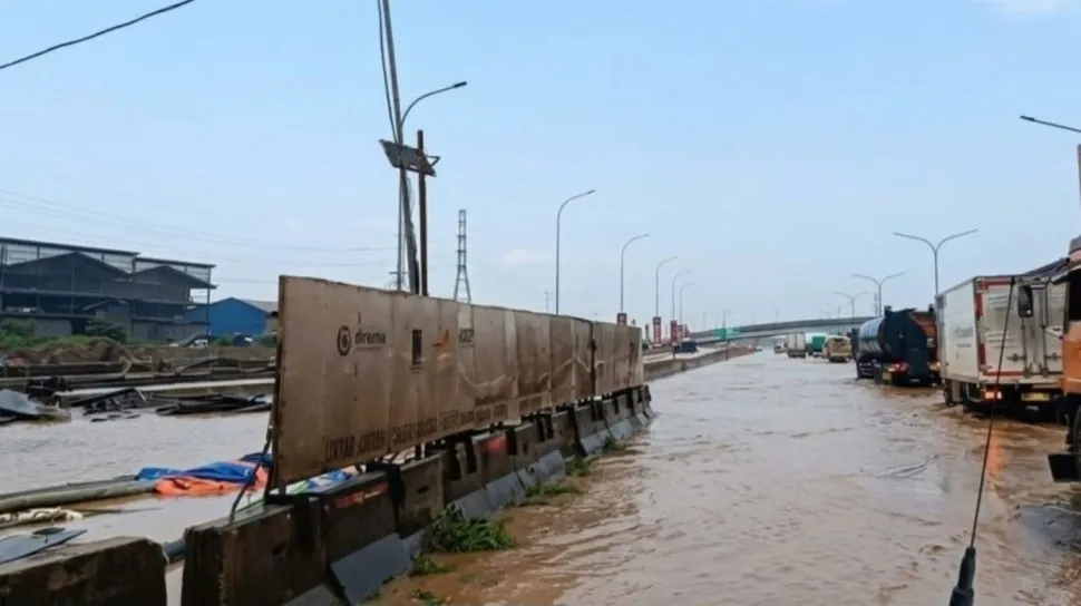 Banjir Genangi Tol Jakarta-Tangerang KM 24, Akses Gerbang Tol Karang Tengah Barat Ditutup