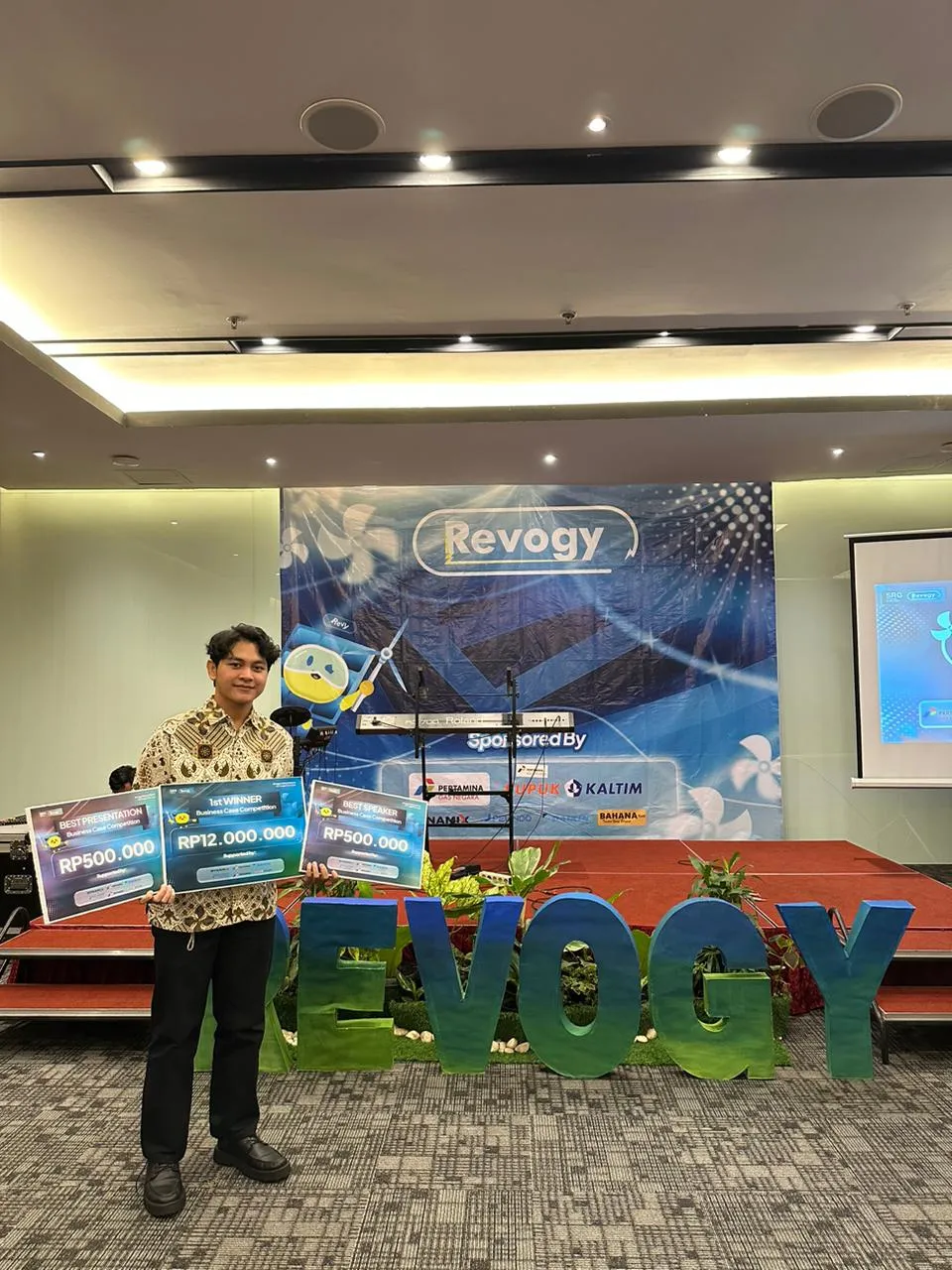 Mahasiswa UGM Raih Juara 1 dan Penghargaan Terbaik di REVOGY 2026